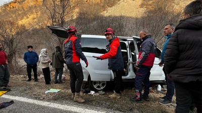 Dersim'de araç kayaya çarptı: 1 ölü, 6 yaralı