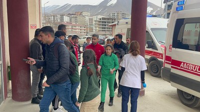 Hakkari'de 34 öğrenci, gıda zehirlenmesi şüphesi ile hastaneye kaldırıldı