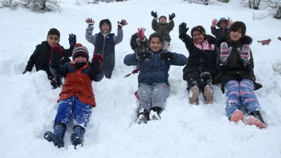 Hakkari'de çocuklar yağan karın tadını çıkardı