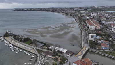 Silivri'de deniz suyu çekildi