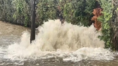 Bakırköy'de su borusu patladı, yollar göle döndü