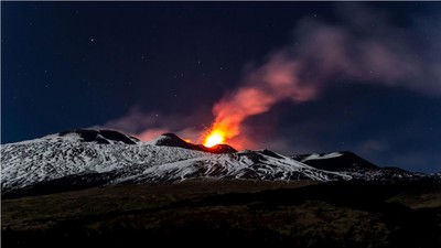 Etna Yanardağı'nda lav akışı başladı