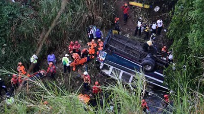 Guatemala'da otobüsün köprüden düşmesi sonucu 51 kişi öldü