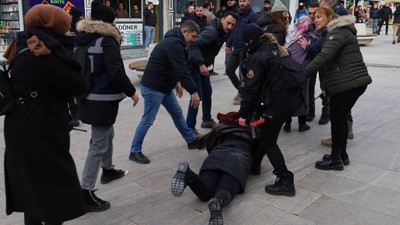 Van'da kadınların yürüyüşüne polis saldırısı: Çok sayıda gözaltı