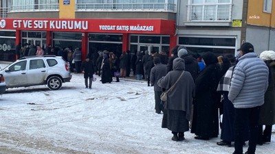 Yozgat'ta kar altında ucuz et kuyruğu