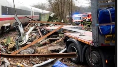 Almanya'da yolcu treni ile tır çarpıştı: Bir ölü, 25 yaralı