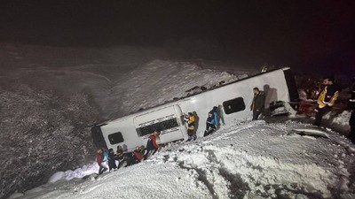 Bingöl'de yolcu otobüsü şarampole devrildi: 5 ölü, 38 yaralı