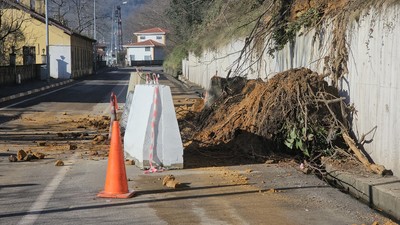 Zonguldak'ta heyelan; 1 ev tahliye edildi