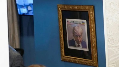 Trump'ın sabıka fotoğrafı Oval Ofis'in girişine asıldı