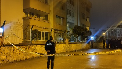 Tuzla'da kolonlarında çatlak tespit edilen 4 katlı bina tahliye edildi