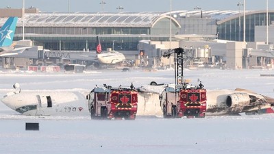 Toronto havaalanında kaza: Yolcu uçağı inişte devrilip ters döndü