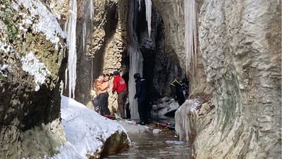 Nöbetten dönen sağlıkçılar 30 metre yükseklikten düştü