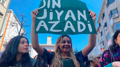 Kadınlar ‘Jin jiyan azadî’ sloganıyla Kadıköy'de toplandılar