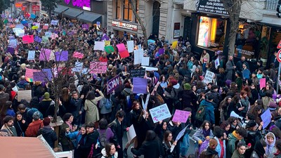 Yasak ve barikata rağmen Feminist Gece Yürüyüşü yapıldı