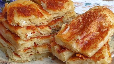 4 adımda lezzetli börek yapmak için şef sırları! Pişen börek tel tel dökülüyor