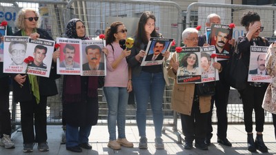 Cumartesi Anneleri: Karanfillerimizi bırakacak bir mezar taşı gösterin