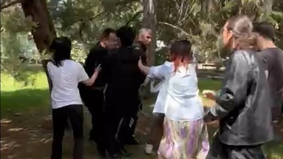 Ali İsmail Korkmaz pankartı açan öğrencilere güvenlik saldırdı