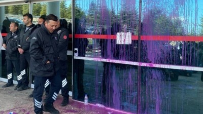 Üniversiteliler 'aile sempozyumu'nu protesto etti