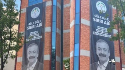 DEM Parti Genel Merkezi’ne Sırrı Süreyya Önder afişi asıldı