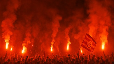 İstanbul Alev Alev! Üç Büyükler Aynı Gecede Sokakta – Polis Alarmda!