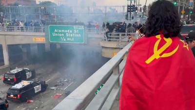 Sokağa çıkma yasağının ardından yüzlerce ABD Deniz Piyadesi Los Angeles’a geldi