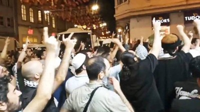 Taksim bariyerlerle kapatıldı: LeMan dergisinin karikatürü ile başlayan olaylarda neler yaşandı?