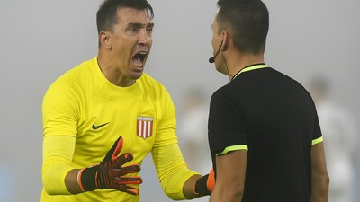 Galatasaray'dan ayrılan Muslera Daha İlk Maçta Yıkıldı: Sinirlerine Hakim Olamadı Hakeme Saldırdı!