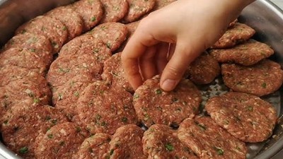 Lezzetli köfte yapmak için kıyma harcına 1 kaşık ekleyin! Bakın lezzetli olacak