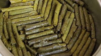 Suyunu süzüp içine 1 çay bardağı kadar ekleyin! Sarma daha iyi pişiyor