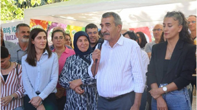 Kayyım atanan belediye eşbaşkanlarından ‘Barış için imza ' standına ziyaret