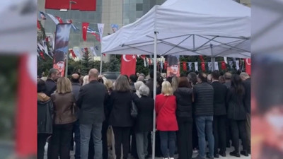 Bayrampaşa'da AKP'li başkanvekiline protesto: Halk sırtını döndü