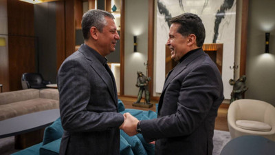 Özgür Özel, tahliye olan Ahmet Özer ile bir araya geldi