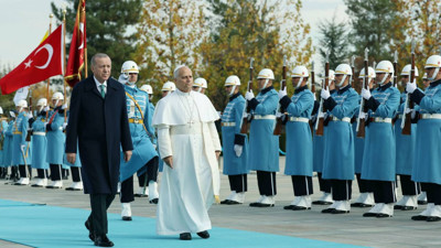 Papa 14. Leo’nun ilk yurt dışı ziyareti Türkiye'ye: Resmi törenle karşılandı