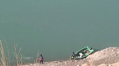 Van'da baraja düşen otomobilden iki kişinin cansız bedenine ulaşıldı