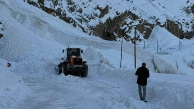Hakkari'de çığ düştü: Ekipler son anda kurtuldu