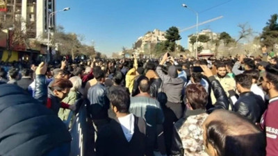 İran’da isyan büyüyor: Sendikalar ayakta, barolarda istifa