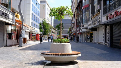 Van'da 3 aydır su akmıyor, esnaf bidonla su taşıyor