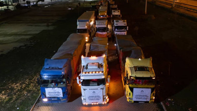 Diyarbakır’da toplanan 25 tır yardım malzemesi Kobani’ye ulaştı