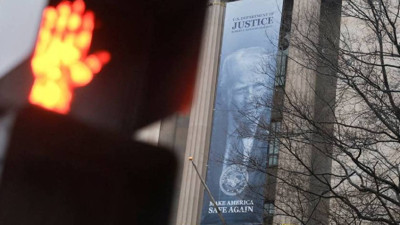 ABD Adalet Bakanlığı'na Trump'ın posteri asıldı