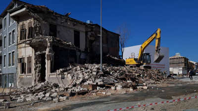 Restorasyonu başlatılan tarihi Antakya evi kepçelerle yıkıldı