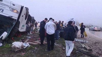 Adana'da yolcu otobüsü devrildi: 2 ölü, 19 yaralı