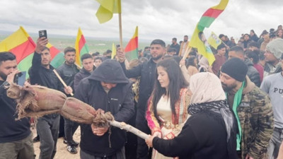 Kobani'de Newroz ateşi Ayşe Efendi tarafından yakıldı