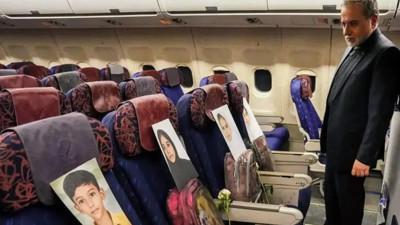 İran heyeti uçağa saldırılarda öldürülen çocukların fotoğraflarını yerleştirdi
