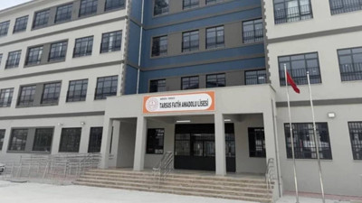 Tarsus'ta okula silahla gelen öğrenci gözaltına alındı