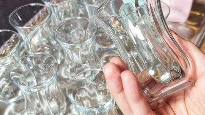 Matlaşmış bardakları parlatmanın yolu. Kireç lekeleri bardaklardan silinip gidiyor