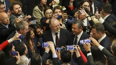 Özel'den Bakırhan'a: Seneye 23 Nisan'da daha güzel günler bizi bekliyor