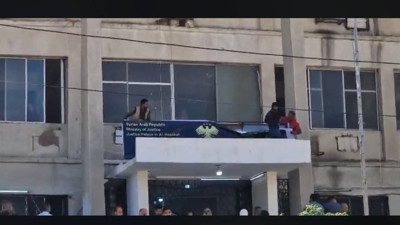 Şara 'ulusal dil' kabul etmişti... Haseke Adliyesi’nde Kürtçe tabela indirildi; Halk protesto etti