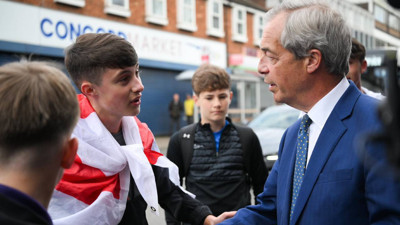 İngiltere’de yerel seçimlerde aşırı sağ yükselişi: Göçmen karşıtı Reform UK birçok bölgede öne geçti