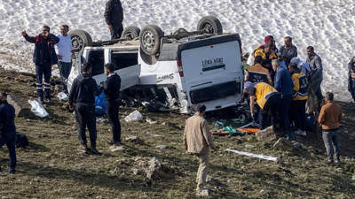 Hakkari’de pancar işçilerini taşıyan minibüs şarampole yuvarlandı: 1 ölü, 7 yaralı