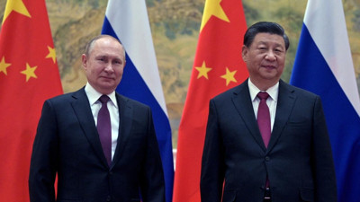Putin, Çin'de Şi tarafından karşılandı